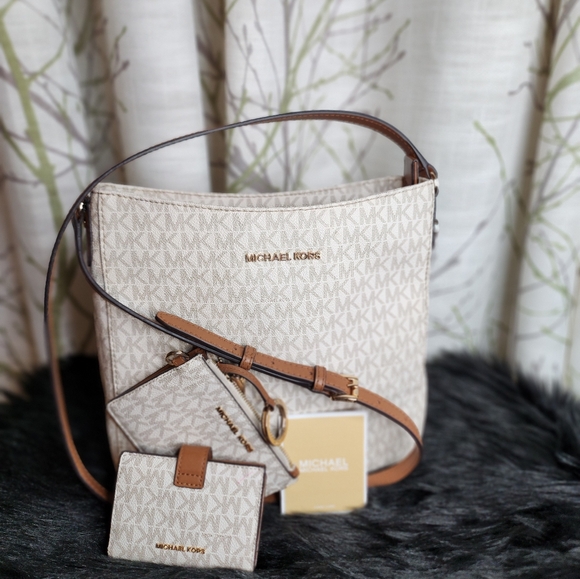 Michael kors jet set large messenger crossbody. - Picture 9 of 9